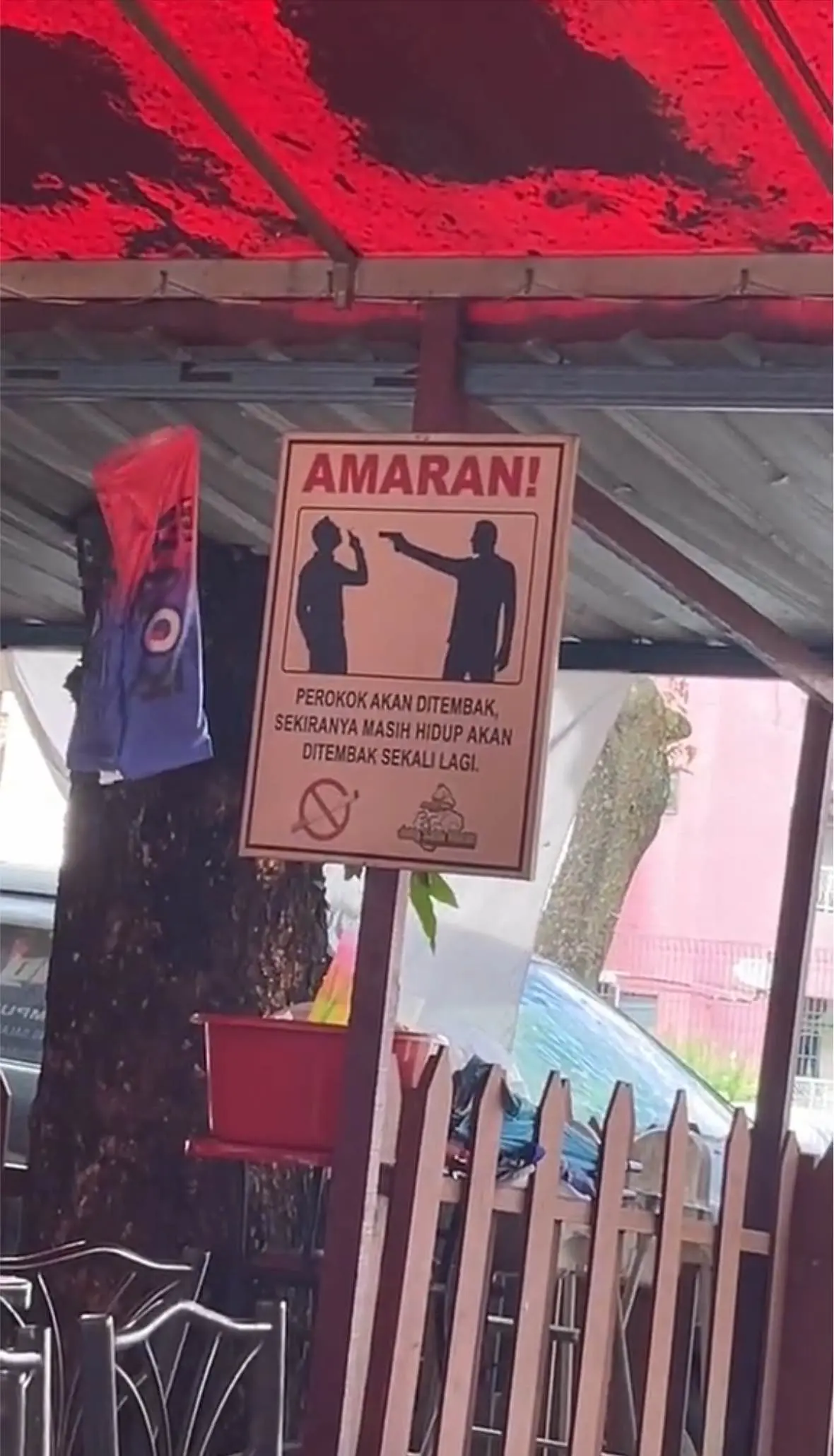 smoking sign in restaurant