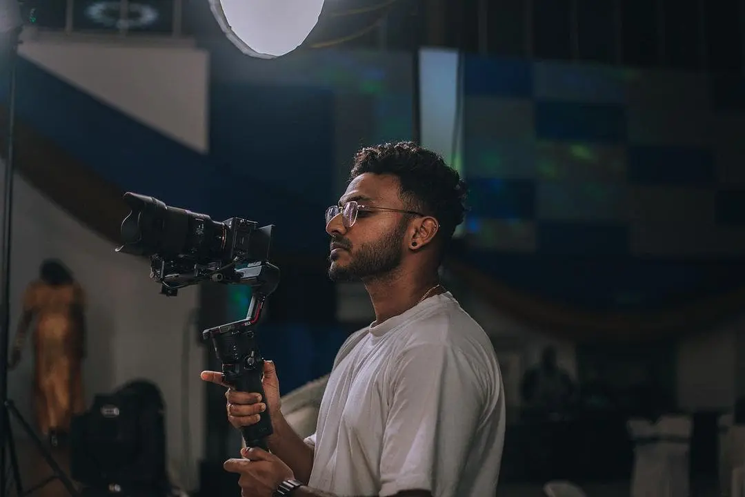 Wishnuendran Balan taking video at a wedding