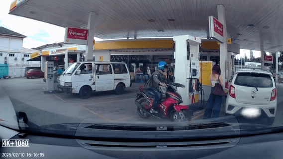 Snatch theft at Puchong petrol station (1)