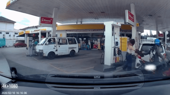 Snatch theft at Puchong petrol station (2)