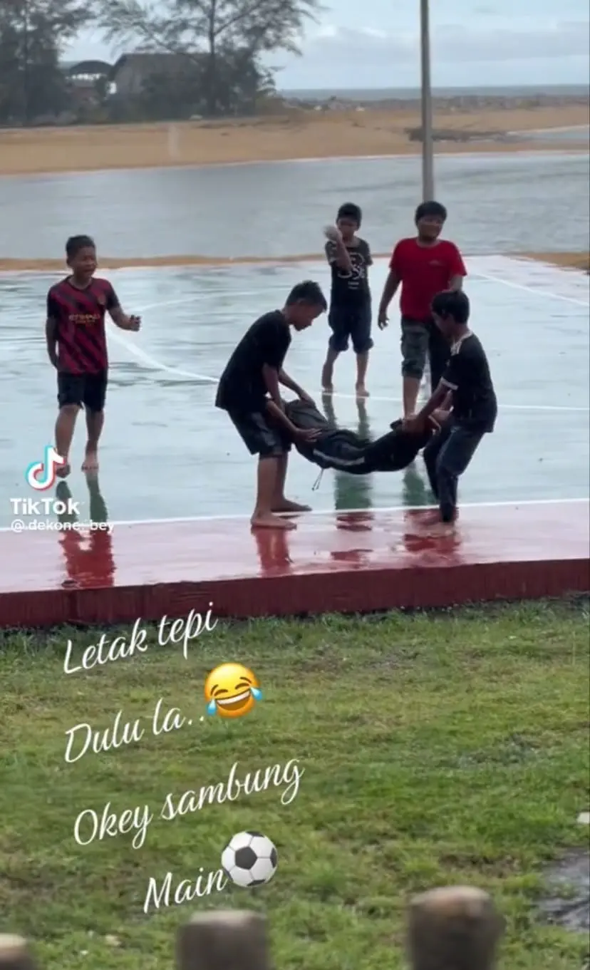 These M'sian Boys Put Aside Injured Friend & Happily Continue Playing Football, Leaves Netizens Amused