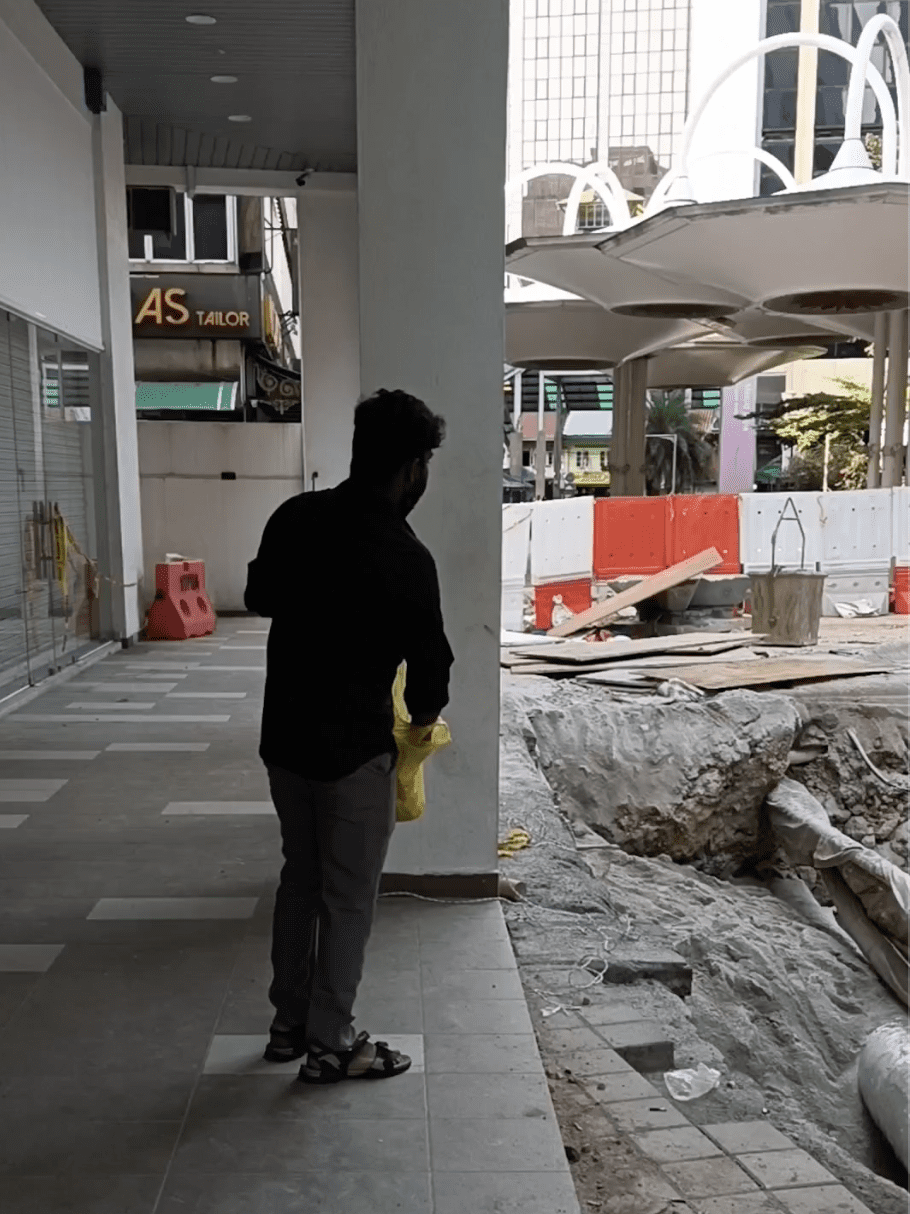 Son of KL sinkhole victim at the scene 1