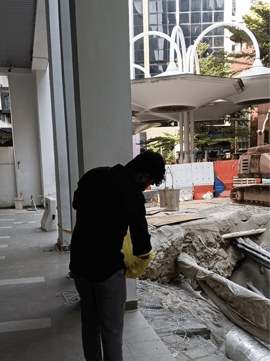 Son of KL sinkhole victim at the scene 2