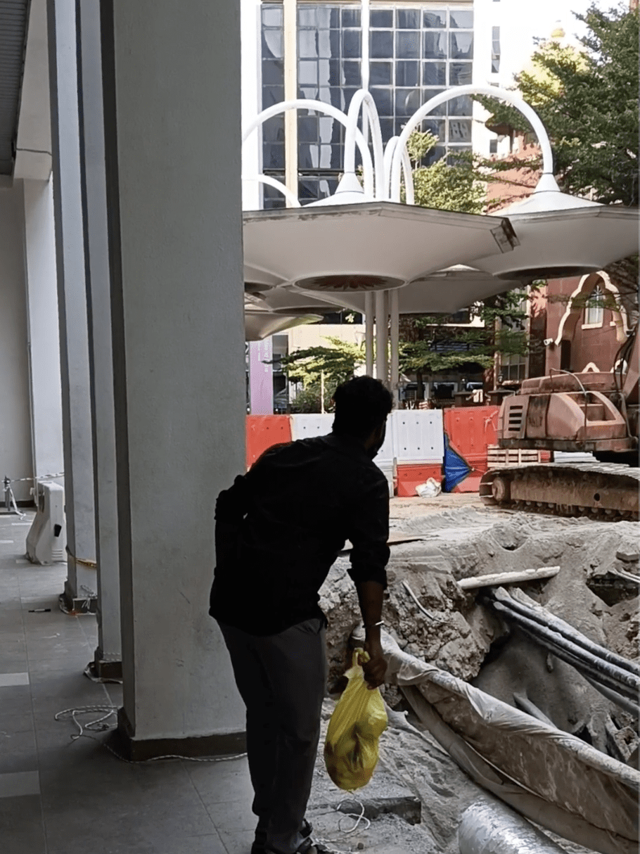 Son of KL sinkhole victim at the scene 3