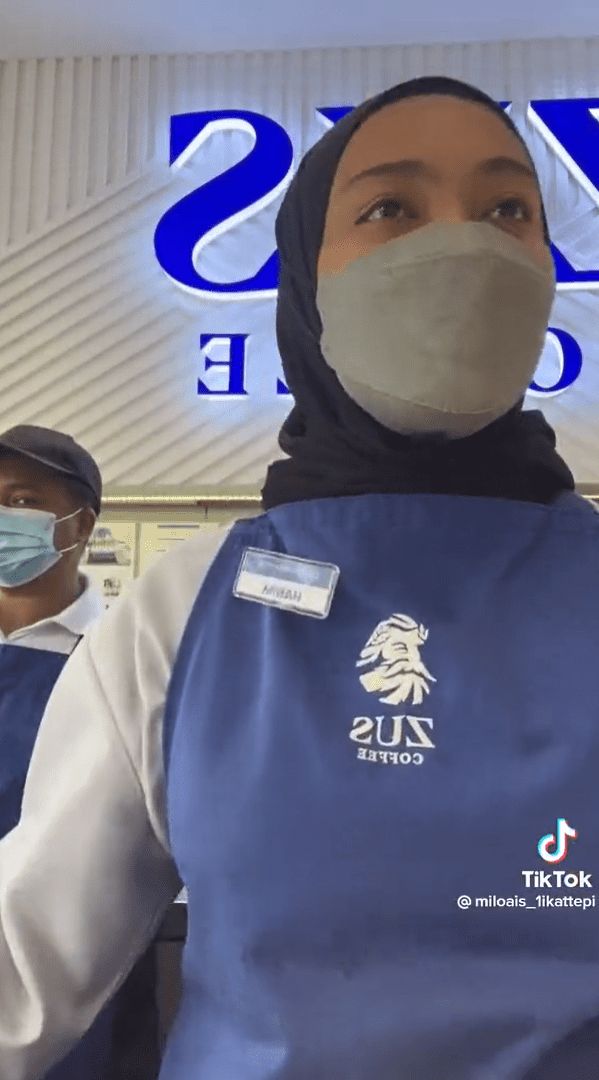 Zus Coffee staff talks to angry customer