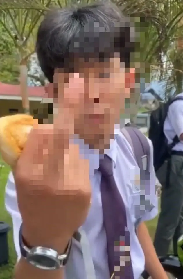 Student curses SPM history paper