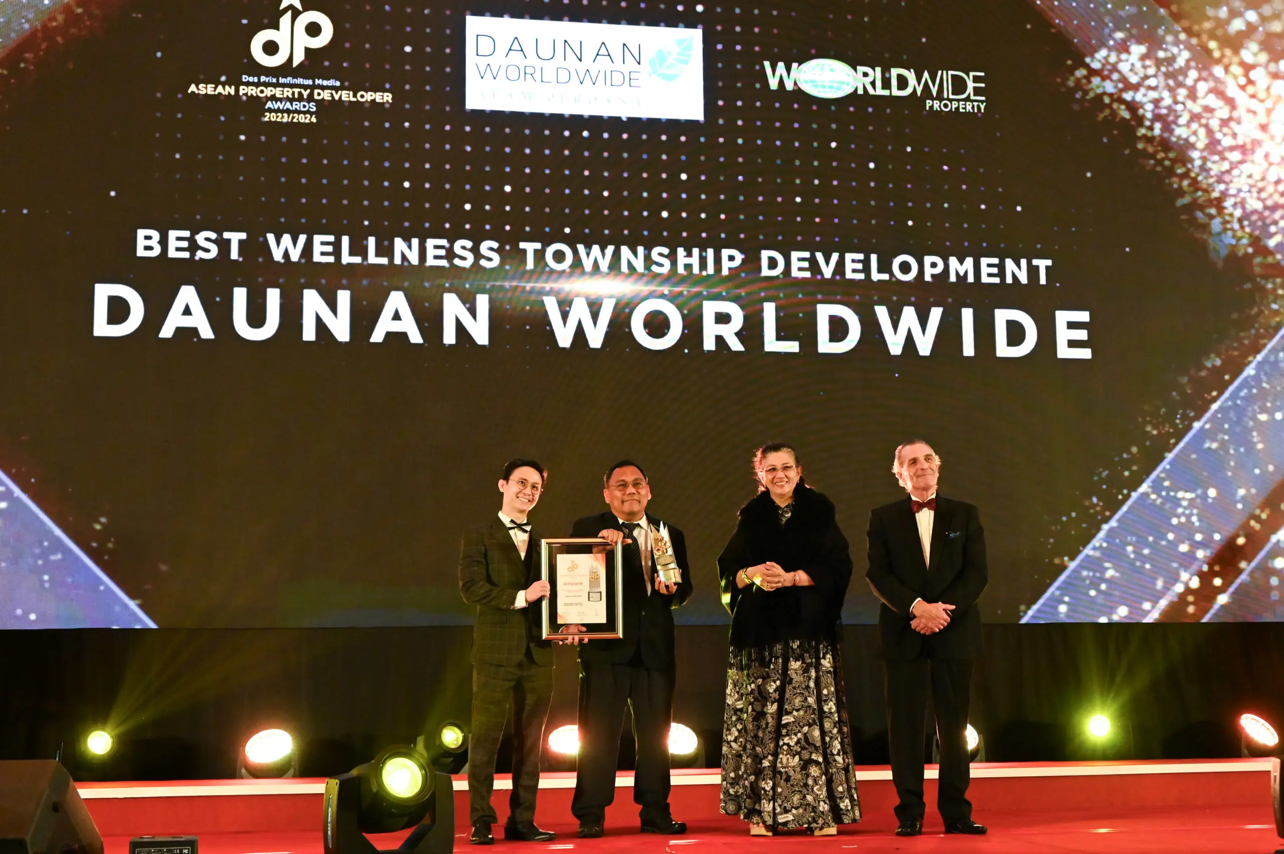 Sr. Hamyzar Toha, Chief Operating Officer of Worldwide Property, receives the 'Best Wellness Township Development' award at the ASEAN Property Developer Awards 2023:2024