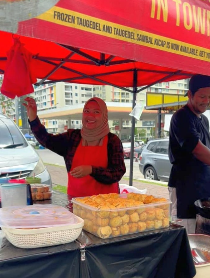 M'sian Vendor Gives Free Food To Delivery Rider Who Only Had RM5