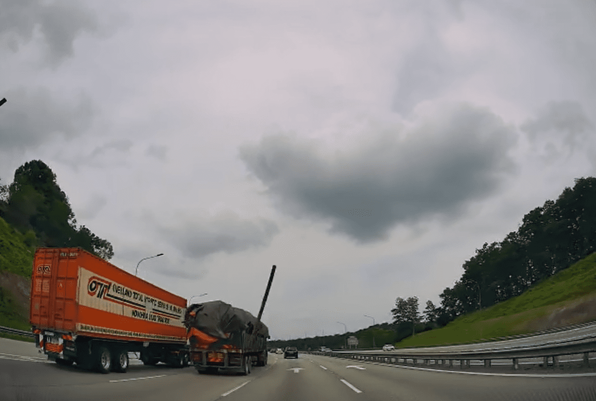 metal rod falls off lorry along the PLUS highway