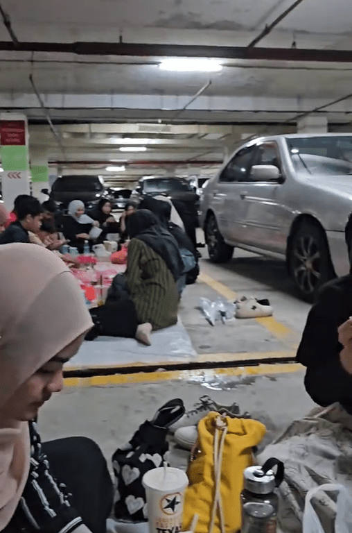 Stray cat starring at M'sian buka puasa Screenshot 2025-03-18 175422 (2)