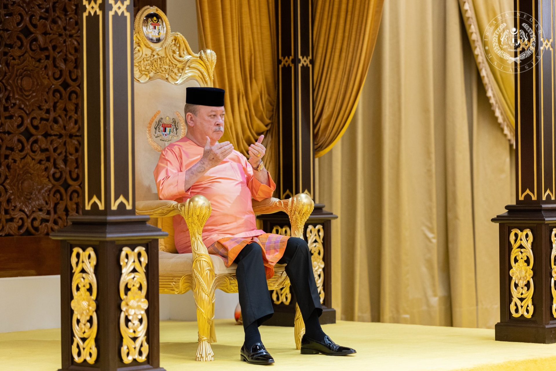Sultan Ibrahim performing prayers
