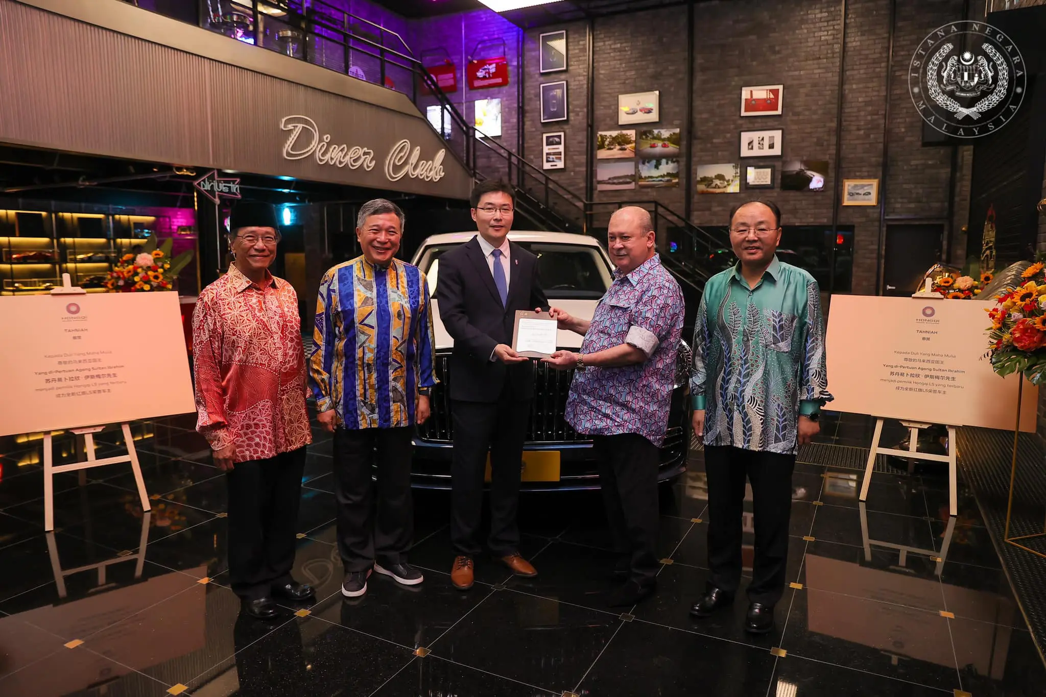 sultan ibrahim receiving car as token from China ambassador