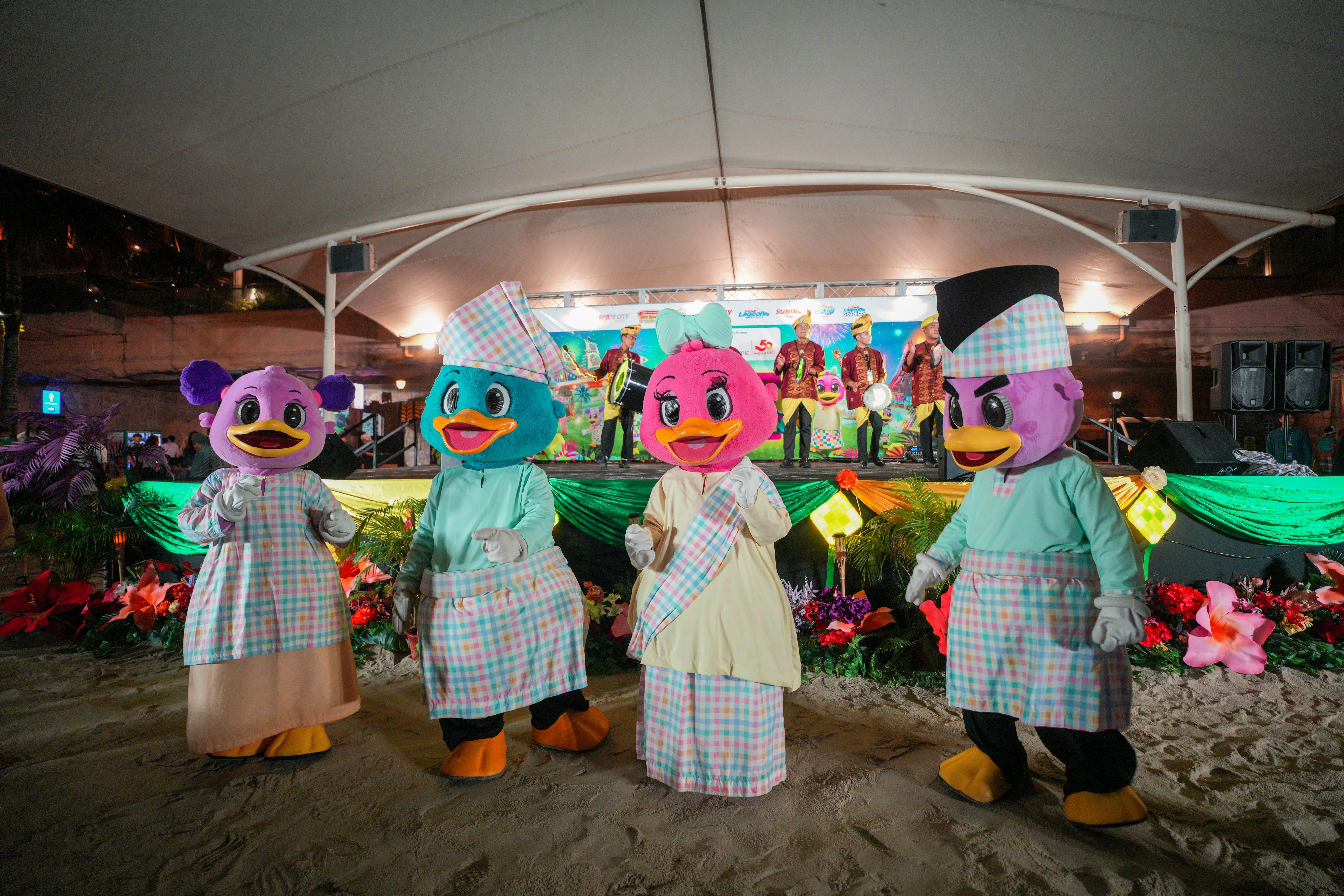Sunway mascots performing RAYA SEJUTA WARNA