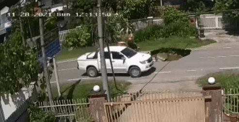 Cars avoiding the sinkhole in Sabah
