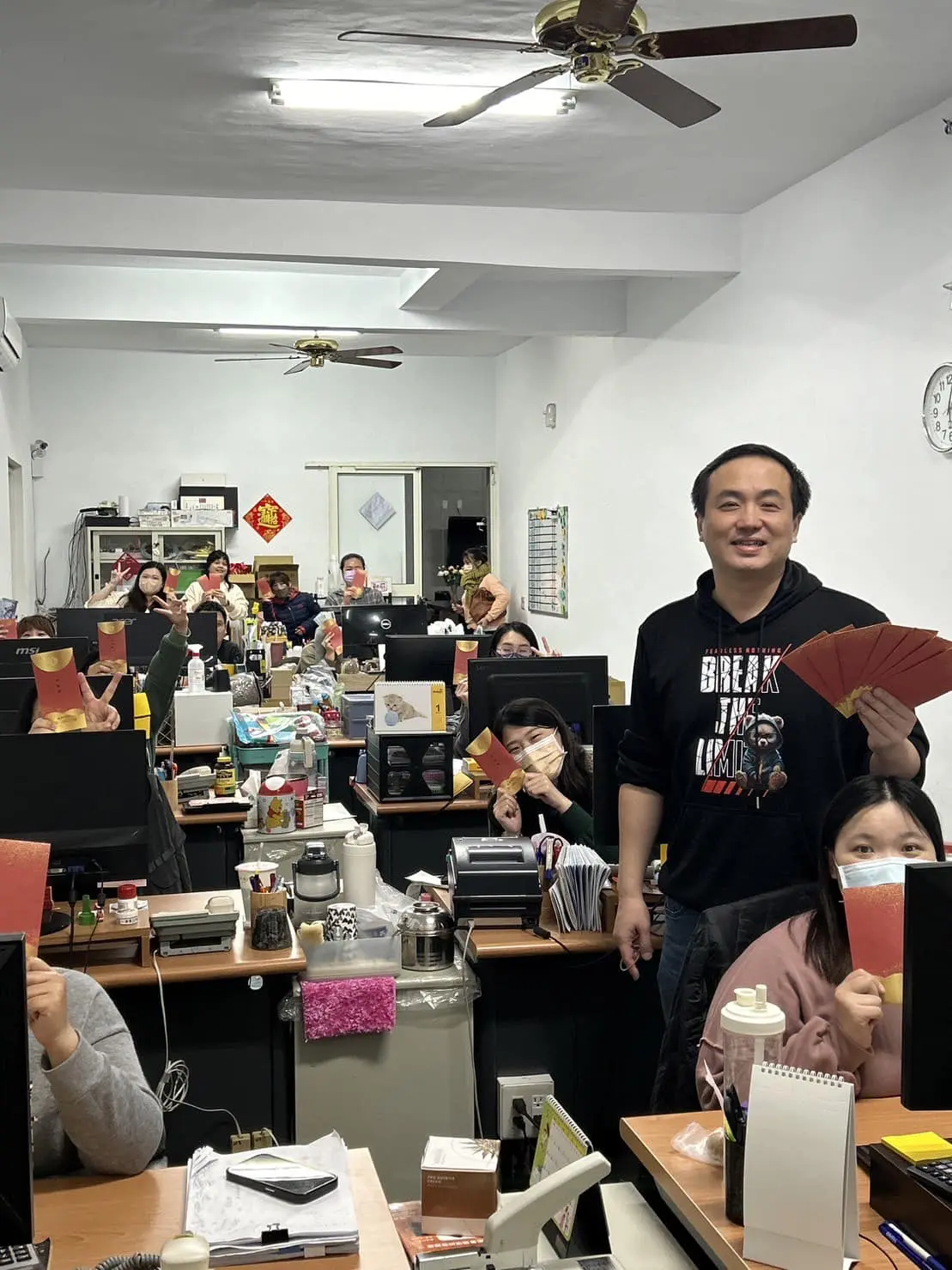 Taiwan boss Lu Shaonan giving RM1.5k angpao to workers