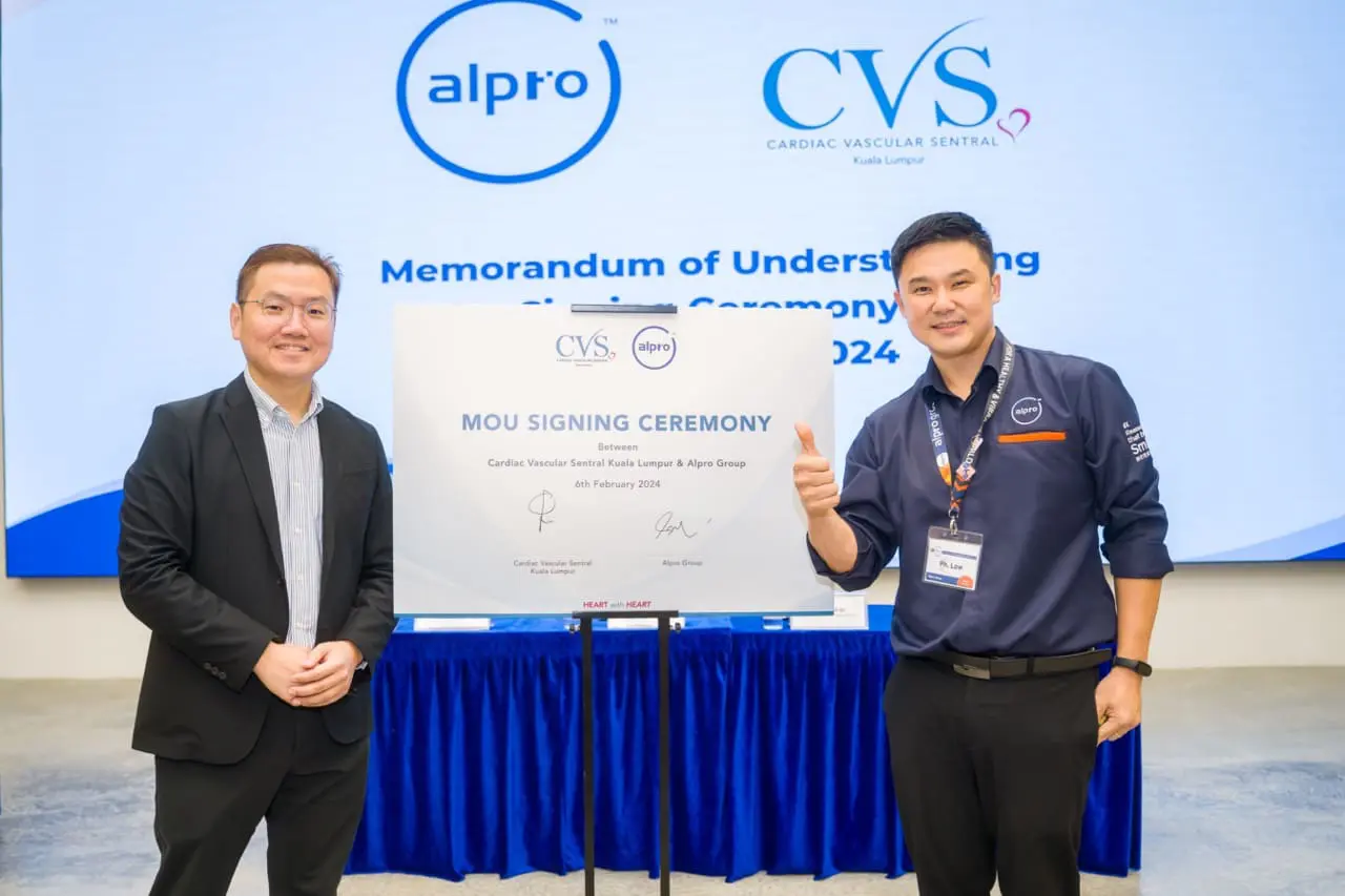 Tan Eng Ghee (CEO of CVSKL) and Low Swee Siong (CEO of Alpro Pharmacy) officiating the collaboration