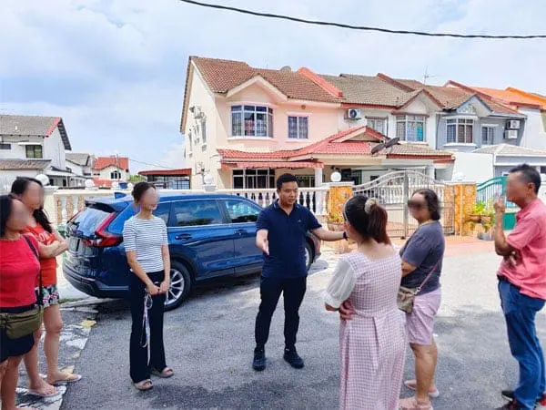 Tan Kah Hoe speaking with residents in Cheras