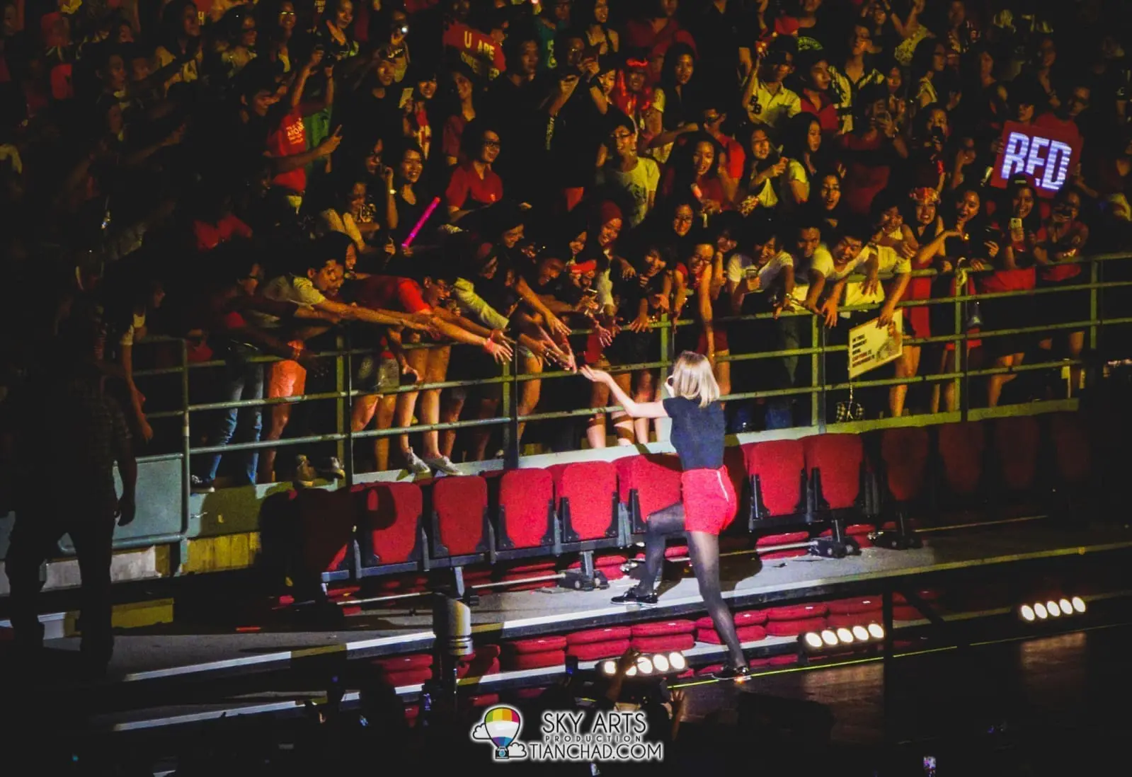 Taylor Swift hoding fans' hand at RED Tour at Putra Indoor Stadium, Malaysia