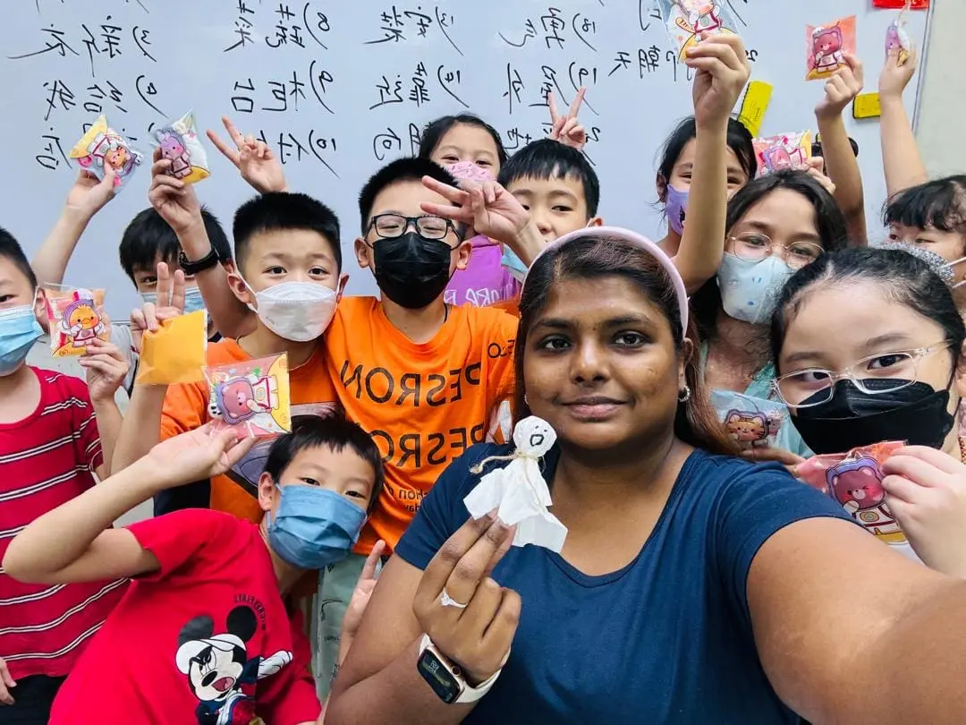 teacher jaslene with her students