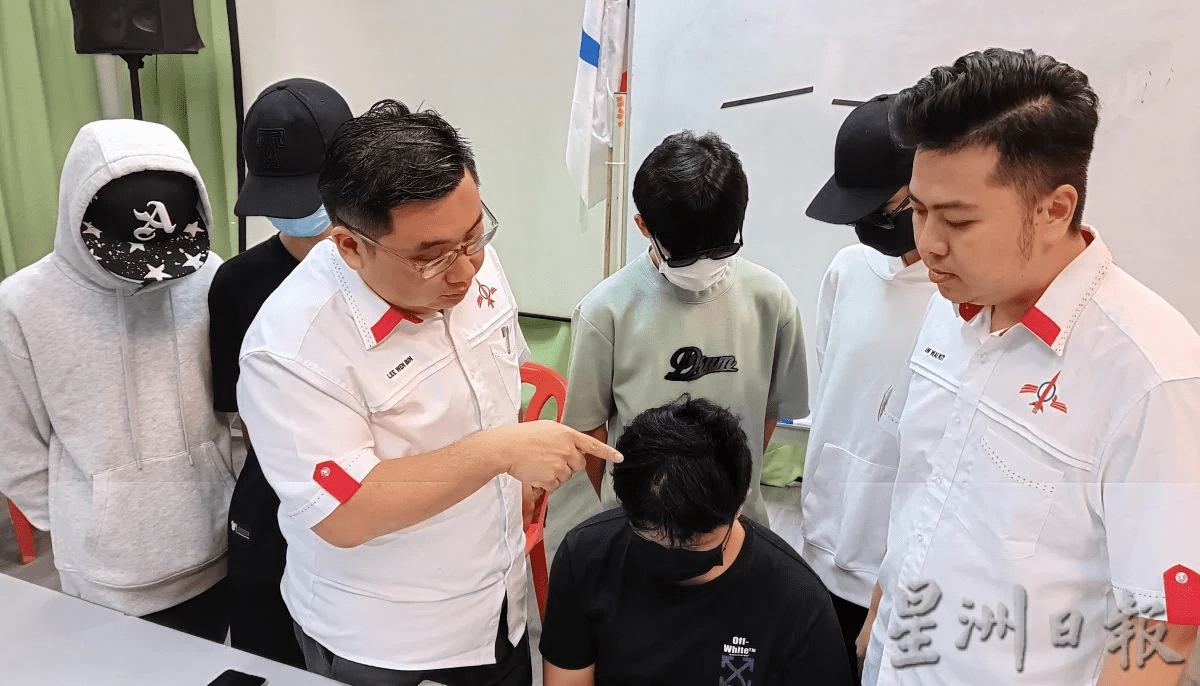 Teen showing his injury caused by Gang 24 members