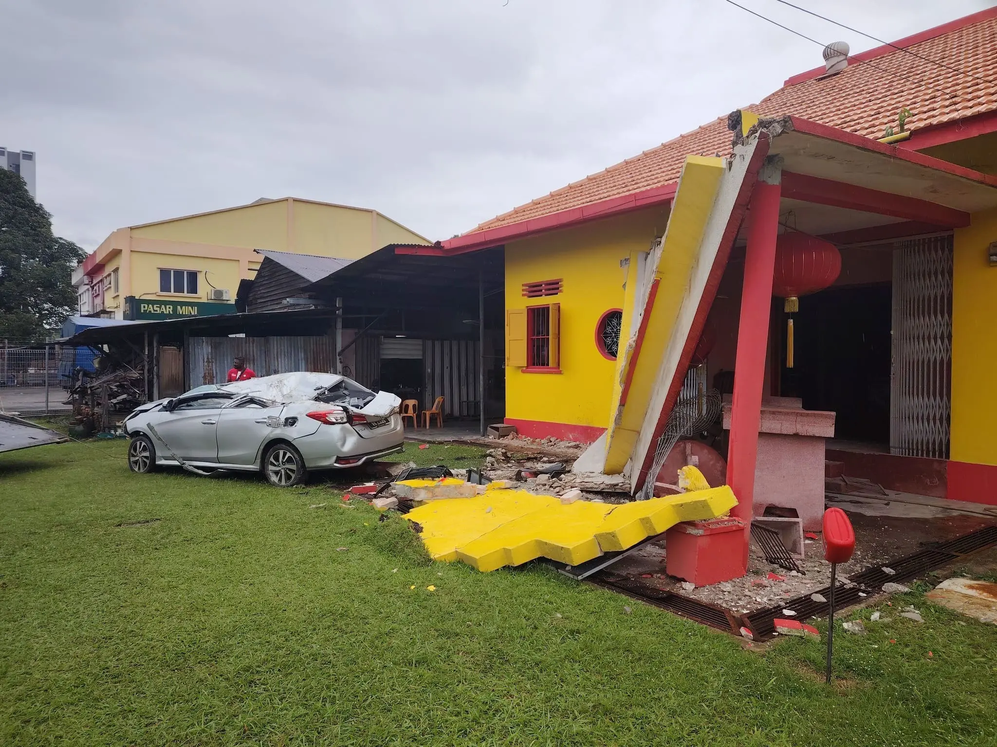 Temple's roof collapses after crash