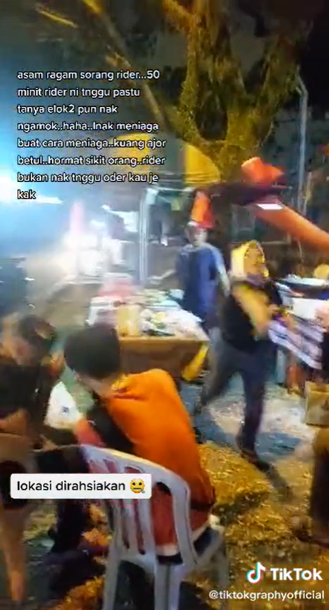 Cheras burger seller throws bottle of sauce