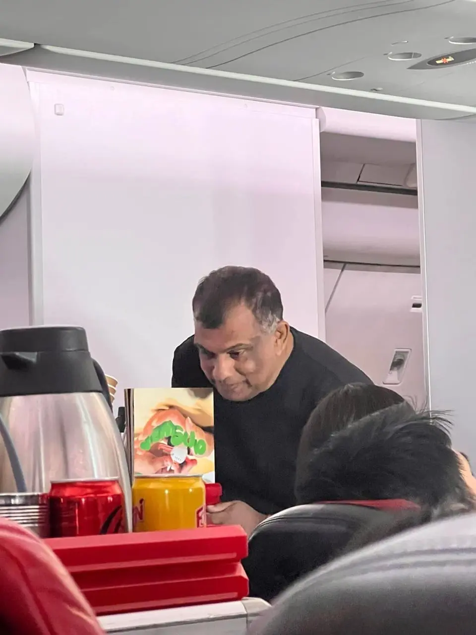 Tony Fernandes entertaining passengers on flight back from Hokkaido