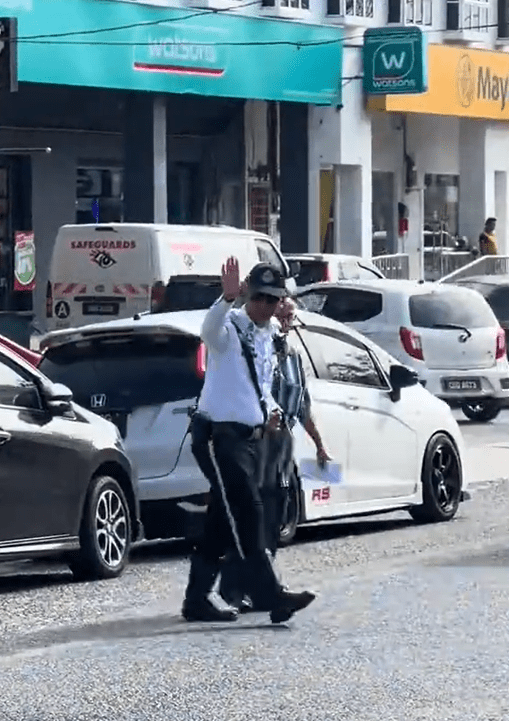 Traffic police help elderly cross road Screenshot 2025-02-04 182638 (2)