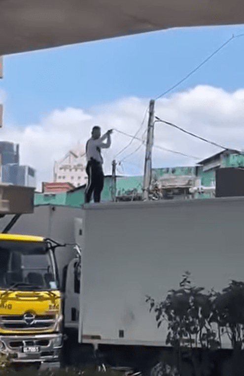 traffic police help lift wire on lorry Screenshot 2025-03-19 172759 (3)