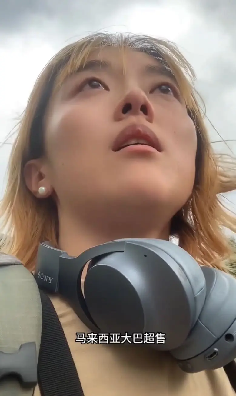 Traveller Tears Up After She Was Chased Off The Bus Due To Overbooking