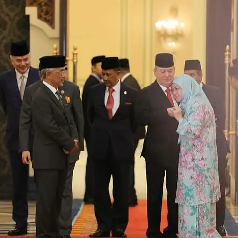 Tunku Azizah Aminah Maimunah Iskandariah hugging her brother, Sultan Ibrahim Sultan Iskandar after a ceremony.