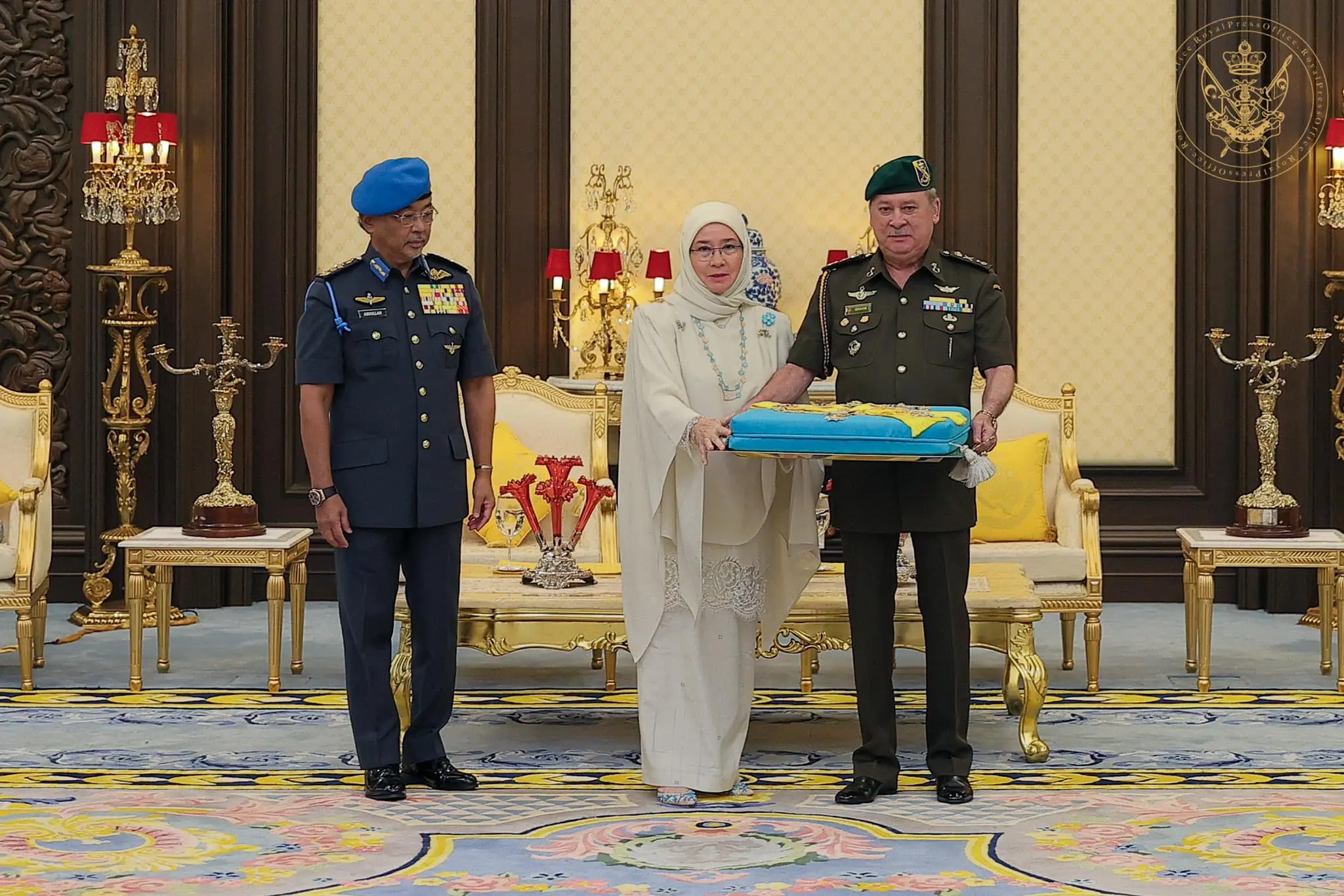 Tunku Azizah Aminah Maimunah Iskandariah standin beside Sultan Ibrahim Sultan Iskandar along with Al-Sultan Abdullah
