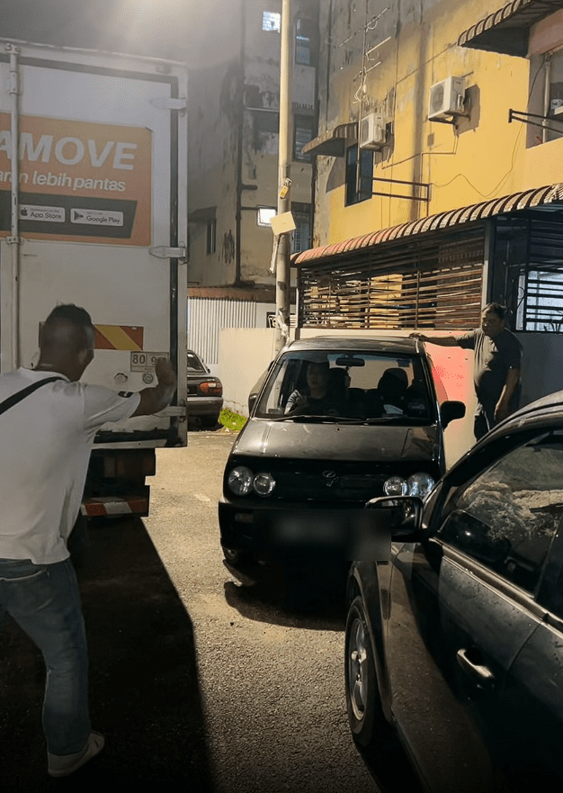 Uncle guiding car to get through Screenshot 2024-12-02 183428