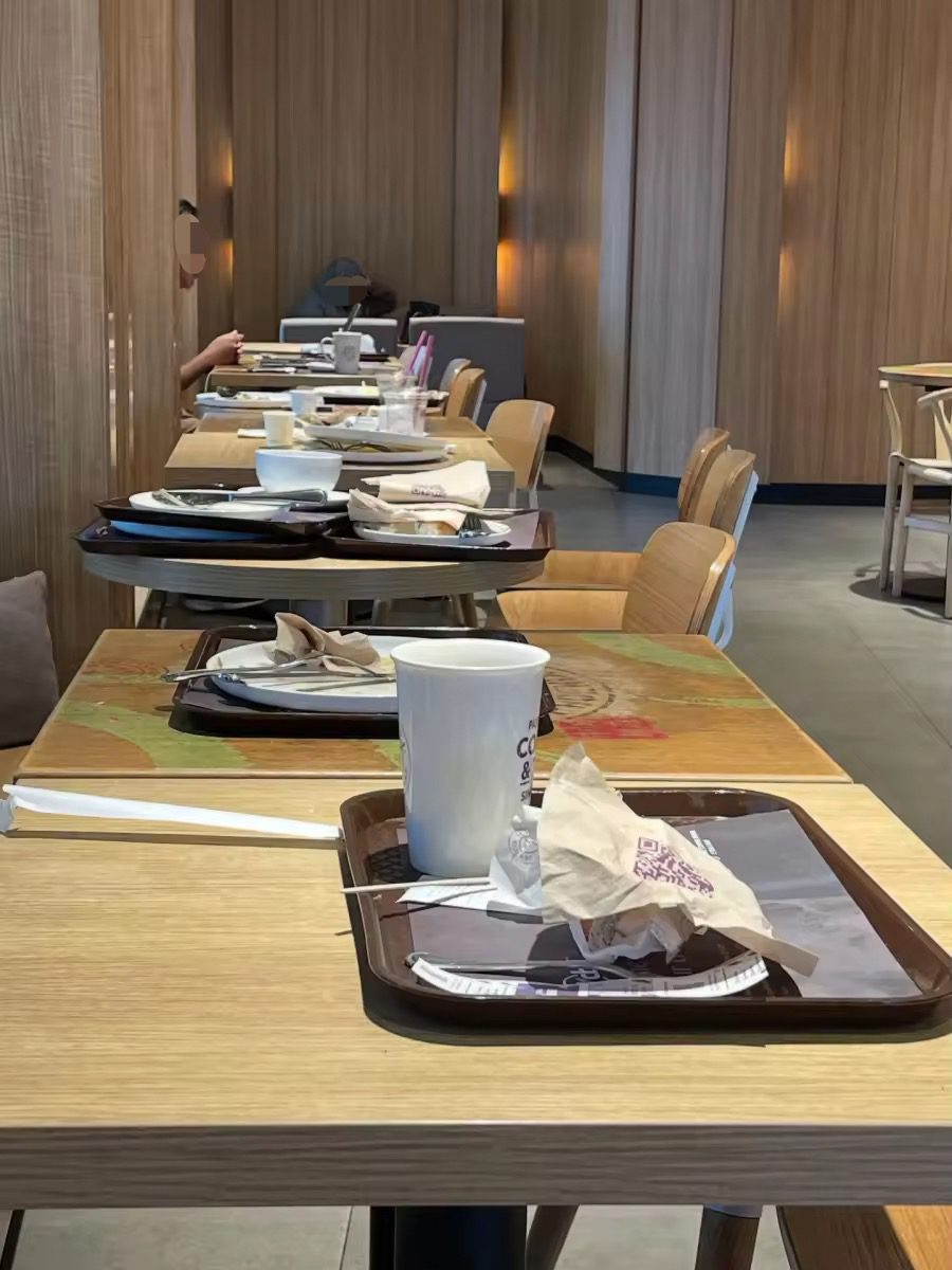 Uncleared tables and trays