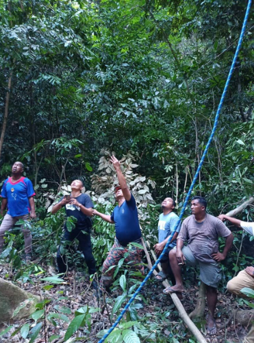 Kelantan Fire and Rescue department helping out in the operation of man who dies on top of Tualang tree