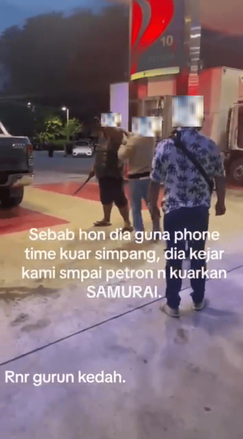 Malaysian man threatens motorist with samurai at Petron, Kedah