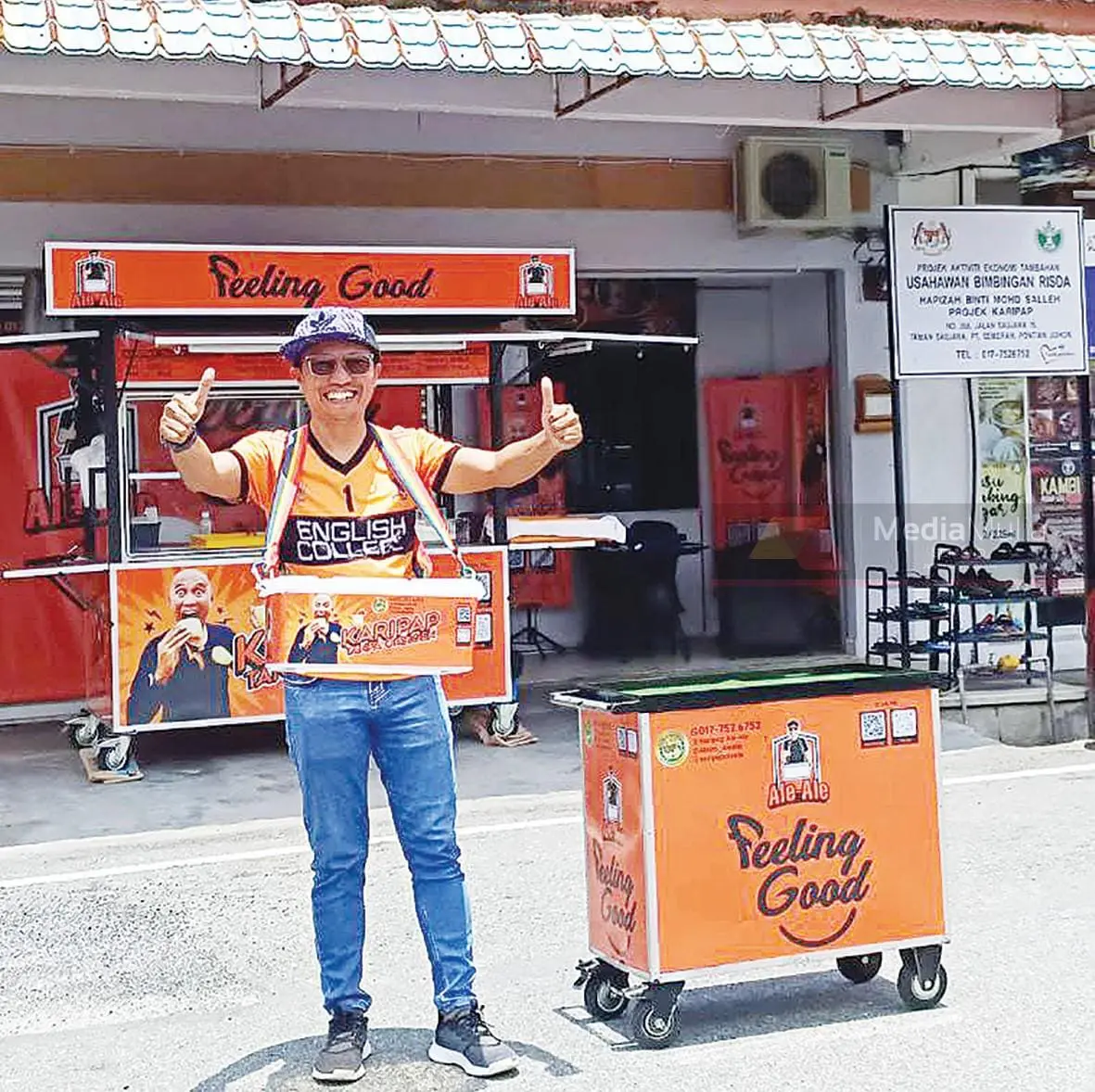 M'sian Street Vendor Earns Up To RM80K A Month Selling Curry Puffs After Years Of Hard Work
