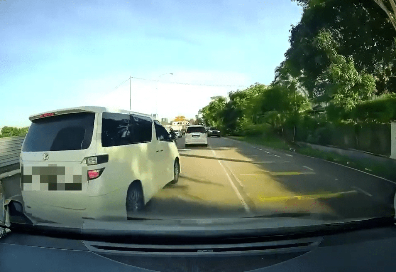 Vellfire cuts lane without giving signal