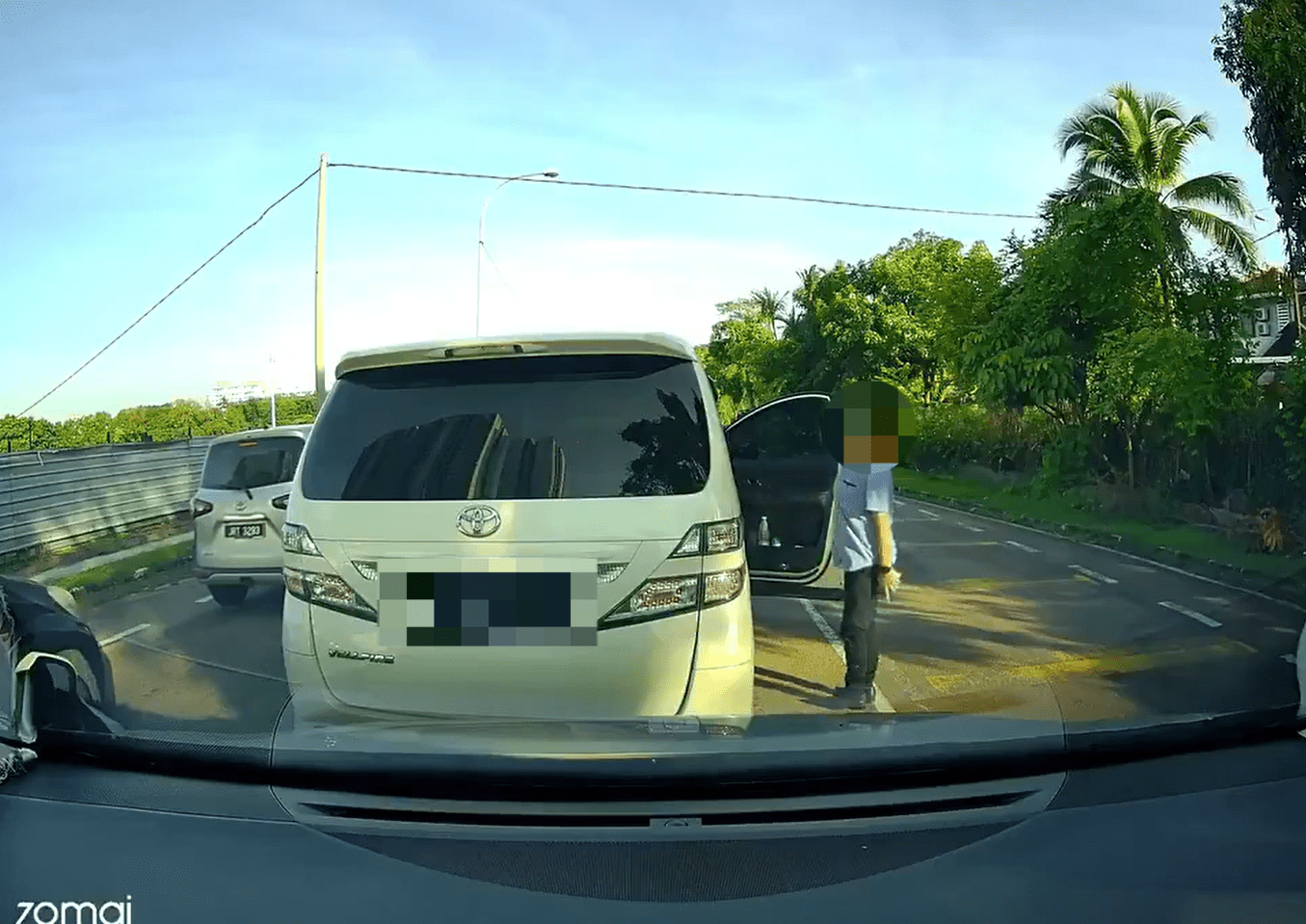 Vellfire driver argues with woman
