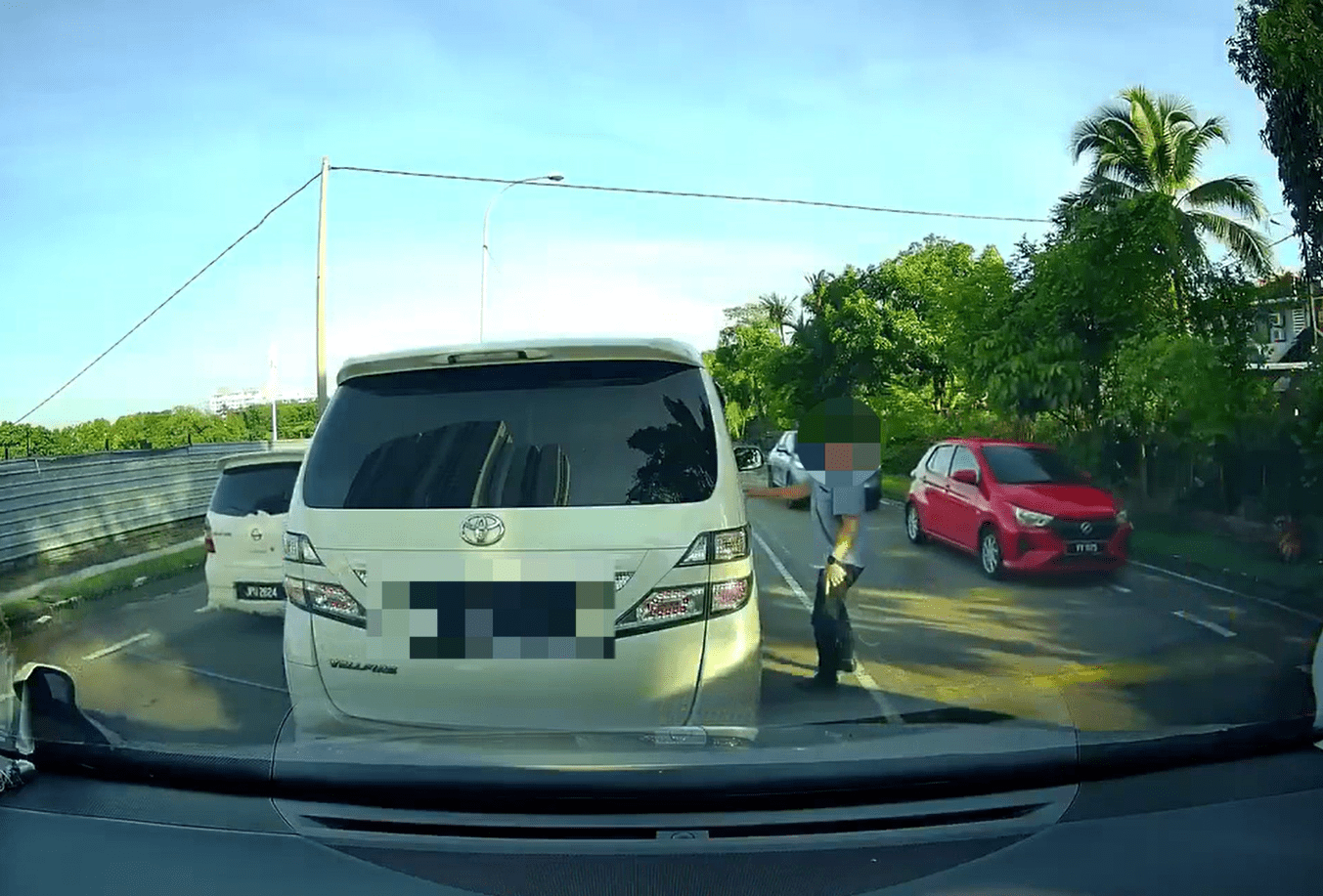 Vellfire driver getting angry