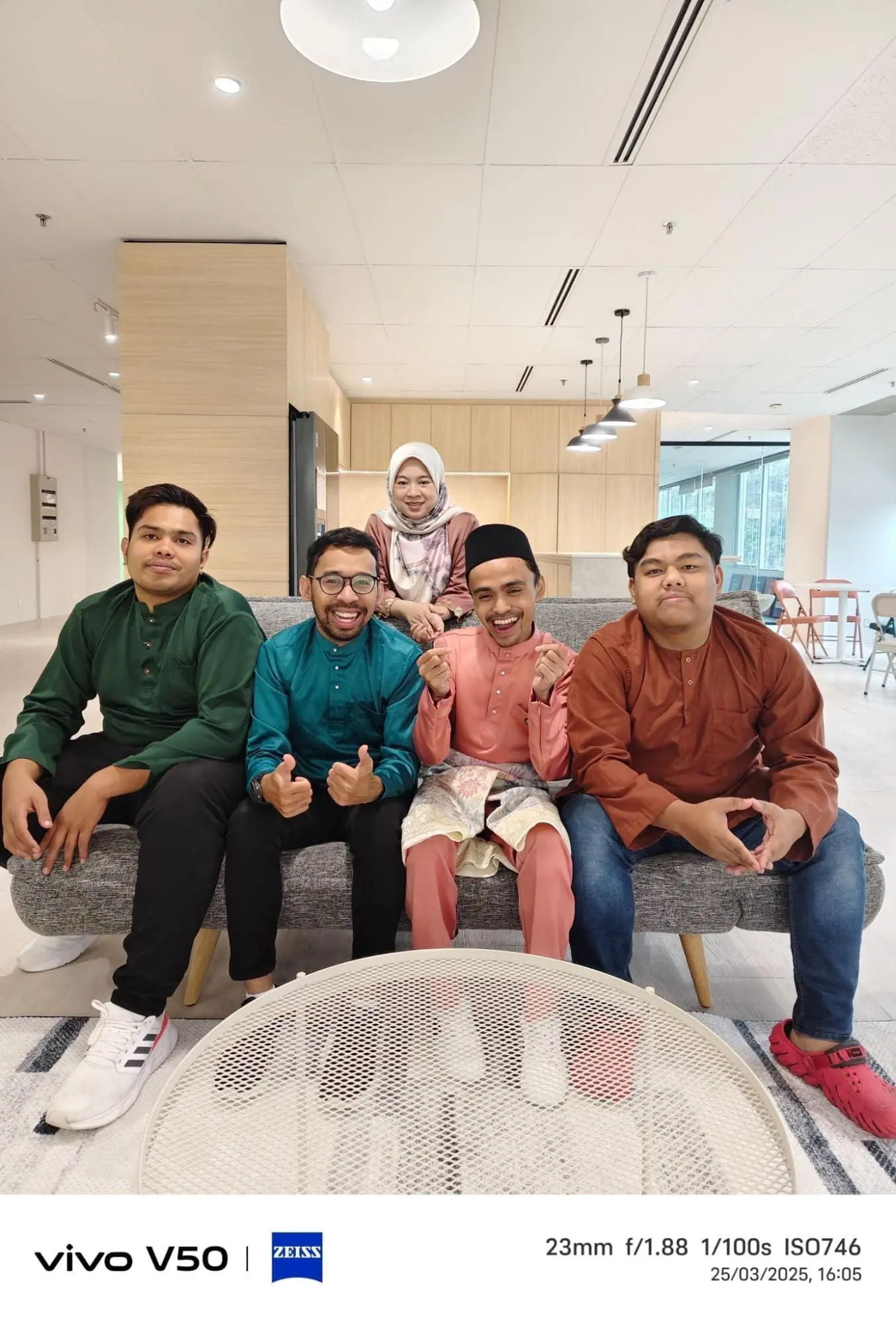 vivo V50 group photo