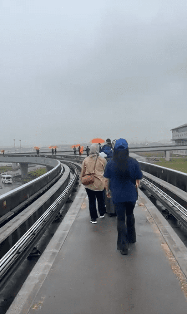 Aerotrain At KLIA Breaks Down, Forces 114 Passengers To Walk In The Rain