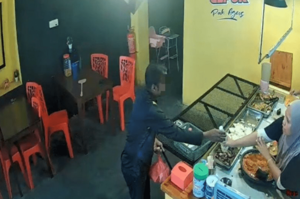 M'sian Father Begs For Food To Feed His 2 Kids, Restaurant Staff Give It To Him For Free