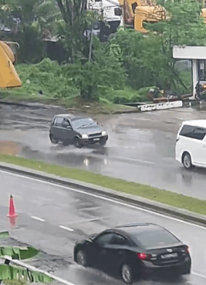 water filled pothole in johor send car bouncing Screenshot 2025-01-13 165301 (1)