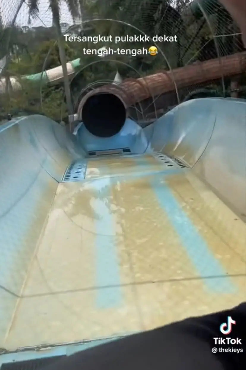 "So Funny!"- M'sians Stuck In A Water Slide At A Theme Park After Water Supply Suddenly Cut Off