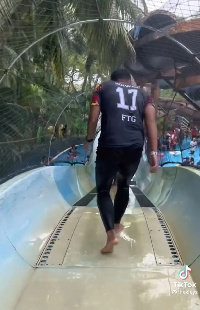 "So Funny!"- M'sians Stuck In A Water Slide At A Theme Park After Water Supply Suddenly Cut Off
