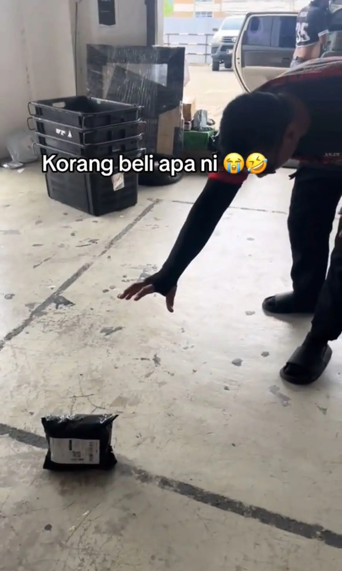 ‘What Did You Buy?’ - Parcel Moves Solo & People Think It’s Not Meant For Daylight Delivery