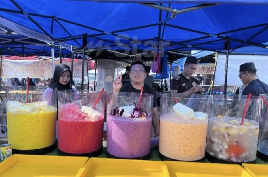 M'sian man selling drinks at his stall