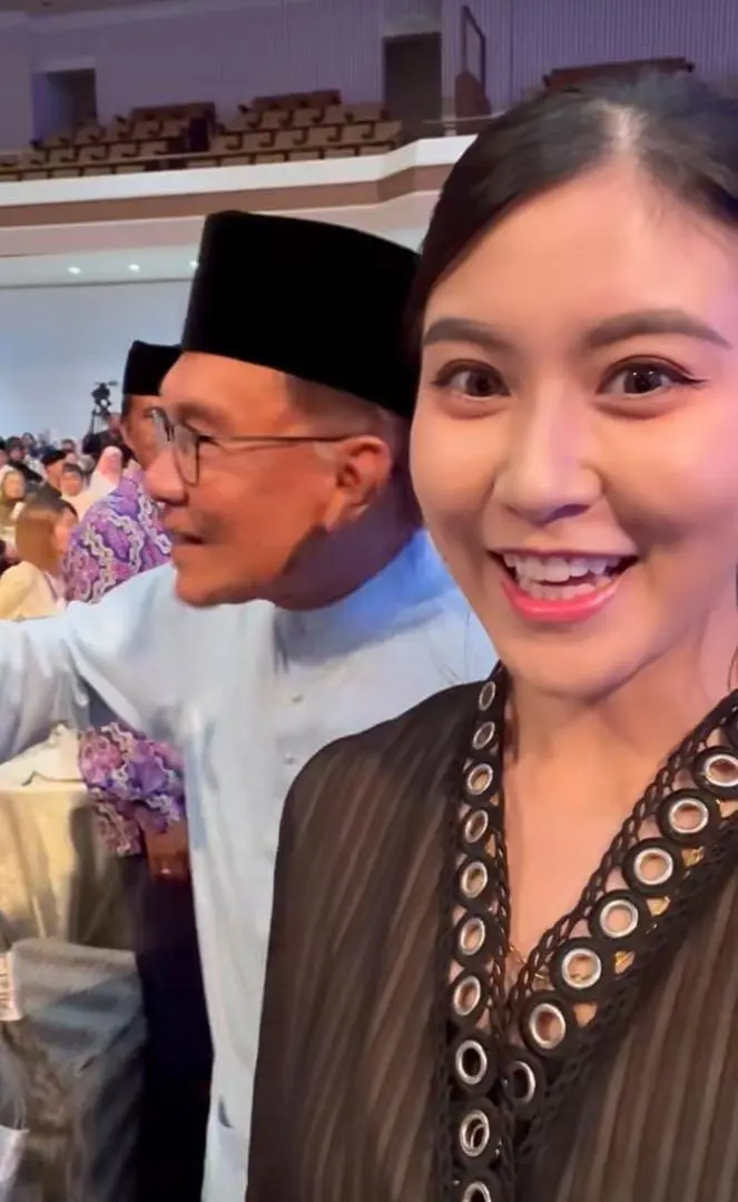 Elizabeth Tan and DSAI side by side