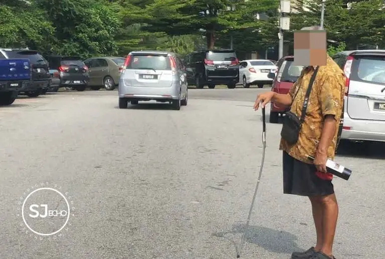 Blind Uncle Seen Asking Bystanders For Money In KL, Scolds Them If They Refuse To Do So